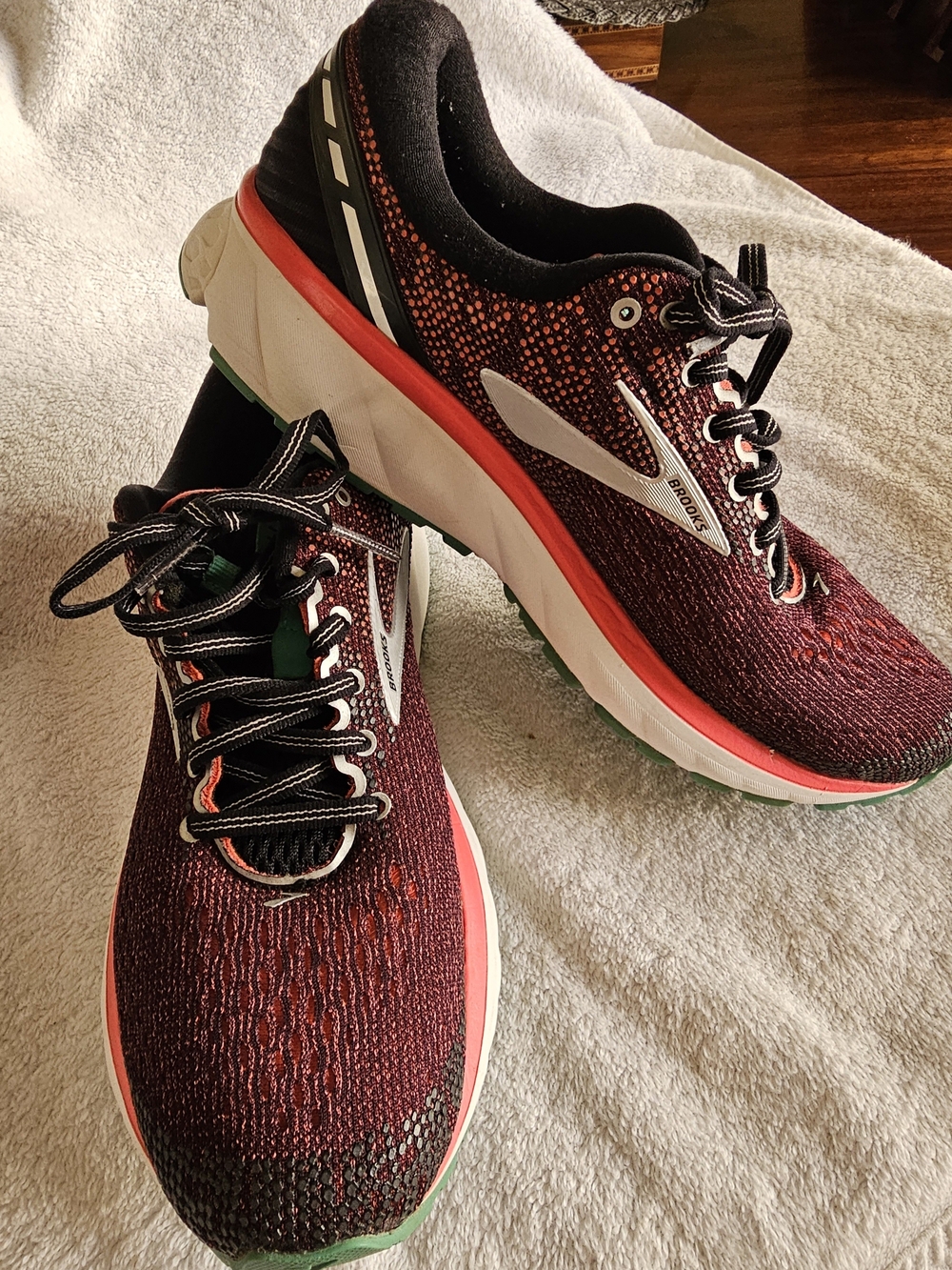 Brooks Ghost 11 Burgundy Women's 9 / Men's 7.5 Unisex Running Shoes Sneakers..